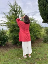 Kimono largo color crema con estampado de lunares marrones, confeccionado en tussor de algodón.