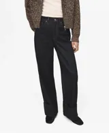Jeans de denim oscuro de corte ancho y tiro medio, con bolsillos laterales y traseros, y botamanga ancha con vuelta.