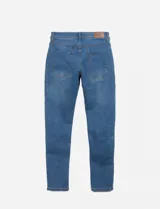 Pantalón de jean azul de corte slim, tiro alto y largo hasta el tobillo.