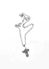 Collar compuesto por una cadena de eslabones tipo 3x1 y un dije de cruz de diseño bombé, fabricado en acero quirúrgico.