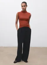 Camiseta sin mangas de cuello perkins, diseño entallado con fruncidos laterales y tirantes anchos.