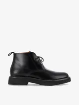 Borcegos de caña media de cuero semibrillante negro, con cordones de algodón y suela gruesa de EVA porosa con plataforma baja.