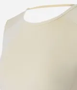 Remera deportiva de microfibra color tostado, con mangas cortas, cuello redondo y costuras reforzadas.