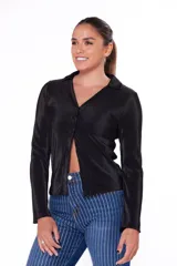 Camisa negra plisada con escote en V y cierre frontal con tres botones.