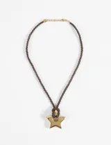 Collar con cordón marrón trenzado y dije de estrella dorada.