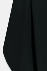 Pantalón fluido de tiro alto en color blanco, con pinzas delanteras, cintura elástica en la espalda y perneras anchas con aberturas laterales pronunciadas.