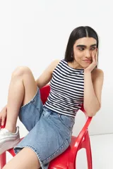 Musculosa a rayas horizontales color verde y blanco, sin mangas y de corte ajustado.