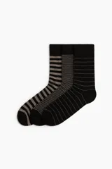 Pack de tres pares de medias de caña media en punto fino de mezcla de algodón, con diseño a rayas de diferentes grosores en tonos negro y gris.