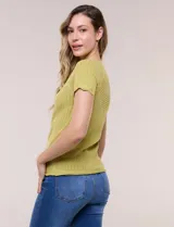 Blusa de punto calado color blanco, de silueta entallada, manga corta raglán y escote redondo, con detalles de tejido fantasía en el canesú y terminaciones festonadas.