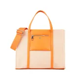 Cartera tipo shopper color naranja y beige, con detalles en símil cuero, acceso con cierre, correa regulable y asa fija. Cuenta con un bolsillo externo con cierre, un bolsillo interno con cierre y dos bolsillos internos abiertos.