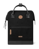 Mochila Cabaia modelo Adventurer en color negro, confeccionada en tejido de pana con base y detalles en cuero sintético. Cuenta con asas superiores, bolsillo frontal con cierre y parches de marca en tono cuero.