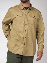 Camisa de algodón color verde militar, de manga larga, con cuello clásico, cierre con botones y dos bolsillos con solapa abotonada en el pecho.