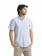 Camisa celeste y blanca a cuadros, de manga corta, con cuello abotonado y bolsillo en el pecho.