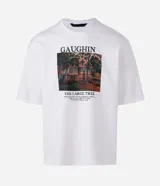Remera de manga corta y cuello redondo, confeccionada en tejido de algodón y poliéster. Presenta un estampado frontal artístico inspirado en la obra 'The Large Tree' de Paul Gauguin.