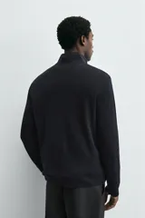 Jersey de punto regular fit, color negro, con cuello perkins y cierre frontal de cremallera. Presenta manga larga y acabados en rib.