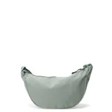 Cartera tipo bandolera de diseño curvo y minimalista, con cierre superior y correa ajustable en tono verde menta.