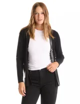 Cardigan de punto negro con escote en V, cierre frontal mediante herraje metálico y detalles de ribetes y bolsillos aplicados en cuero sintético.