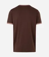 Remera de algodón color marrón con cuello redondo y bordes de mangas en color beige contrastante. Presenta un diseño liso y corte cómodo.
