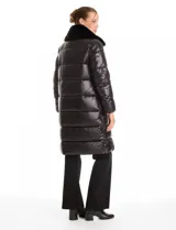 Campera puffer larga de acabado satinado en color beige. Presenta un diseño capitoneado horizontal, cuello amplio revestido en piel sintética, cierre frontal bidireccional y bolsillos laterales con cremallera.