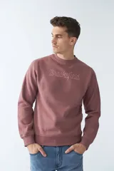 Buzo de felpa color rosa con logo estampado, cuello redondo, mangas largas y puños.