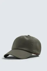 Gorra de seis paneles color verde militar, con visera curva y ajuste en la parte posterior.