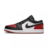 Championes Nike Air Jordan 1 Low, modelo clásico de corte bajo en color blanco y rojo, confeccionados en cuero sintético, con el icónico logo de las alas en el talón y el swoosh lateral en contraste.