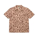 Camisa de manga corta Rusty, con cuello tipo cubano y cierre frontal de botones. Presenta un estampado abstracto en tonos marrones y beige, con un bolsillo pequeño en el pecho.
