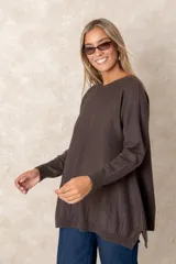 Buzo de corte relajado y cuello redondo, con detalles de costura vertical en la parte inferior y puños acanalados en las mangas.