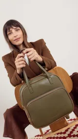 Mochila color bordó con doble asa superior, correas traseras regulables y bolsillo frontal con cierre. Se puede usar como mochila o como cartera.