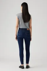 Pantalón de jean azul oscuro, tiro alto, corte skinny y tobillo al ras.