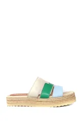 Sandalias con plataforma de yute, con tres tiras de cuero en colores beige, verde y celeste.