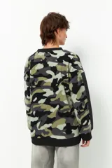 Buzo de polar con estampado animal print y mangas largas de nylon negro.