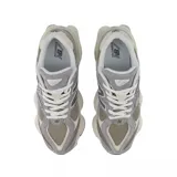 Championes urbanos New Balance modelo U9060LBA, color gris con detalles en blanco y verde oliva, confeccionados en gamuza y malla, con logo "N" característico en los laterales y entresuela ABZORB.