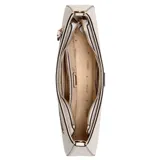 Cartera Guess modelo Noelle II de formato hobo, color beige con estampado de logo de la marca. Presenta herrajes dorados, placa triangular con logo frontal y charms colgantes. Incluye correa ajustable y cierre superior.