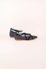 Ballerinas con estampado multicolor, punta semi-redonda, escote cerrado en pico y tiras cruzadas atadas al tobillo con doble hebilla. Interior 100% piel y suela de cuero. Incluye plantilla intercambiable de lana y piel.