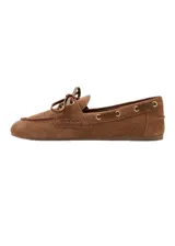Mocasines estilo náutico de piel vacuna color marrón, con cordones del mismo tono en los laterales y suela de caucho termoplástico.