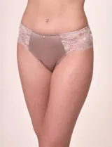 Panty estilo hipster confeccionada en microfibra brillante color violeta, con paneles laterales de encaje bicolor con borde festoneado y aplique de perla central.