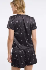 Top negro con estampado animal print en tonos beige y marrón, escote en V y lazo de ajuste en el centro.