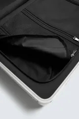 Maleta de cabina rígida fabricada en aluminio con diseño de líneas diagonales en relieve. Cuenta con cuatro ruedas giratorias, cierre TSA, compartimento principal con separador y asa telescópica.