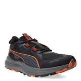 Championes de trail running Puma, modelo Lite Trail, en color negro con detalles en naranja. Presentan una suela de alta tracción con tecnología PROTREAD y entresuela de espuma EVA PUMALite para mayor amortiguación.