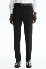 Pantalón de traje de corte ajustado, con cierre y corchete oculto, bolsillos laterales y bolsillos traseros ribeteados. Presenta raya marcada en las piernas y diseño con margen de costura en la pretina.