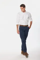 Pantalón cargo de gabardina en color verde militar, con bolsillos laterales tipo cargo con solapa y cierre de botón, y bolsillos frontales clásicos.