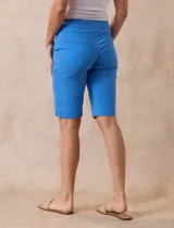 Bermuda color beige de gabardina elastizada, marca Ruby Rd. Tiene pretina ancha elastizada, bolsillos simulados en la parte delantera y bolsillos aplicados en la parte trasera.