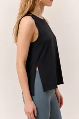 Musculosa deportiva negra de corte holgado, con cuello redondo y aberturas laterales en el ruedo.