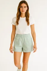 Short de tiro alto confeccionado en mezcla de lino y viscosa. Presenta un corte holgado, cintura elástica y bolsillos frontales con detalle de costuras horizontales.