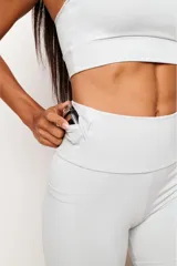 Short tipo biker de tiro alto, diseñado para running y entrenamiento. Confeccionado en tejido técnico de alta performance con bolsillos laterales funcionales y bolsillo interno en la cintura. Presenta detalles reflectivos y costuras estratégicas para mayor libertad de movimiento.