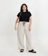 Blusa tipo muscle tee de Ashua, confeccionada en tejido ribana con textura acanalada, cuello redondo y diseño sin mangas.