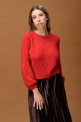 Sweater de punto color rojo, de diseño corto y minimalista, con cuello redondo y mangas largas con puños ajustados.