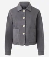 Campera de gamuza sintética color tostado con botones dorados grabados, cuello camisero, bolsillos frontales aplicados y mangas largas con puños abotonados.
