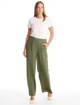 Pantalón tipo palazzo de corte wide leg, confeccionado en crepe color verde militar. Presenta tiro alto, pinzas frontales, bolsillos laterales funcionales y pretina lisa en el frente con elástico en la parte posterior.